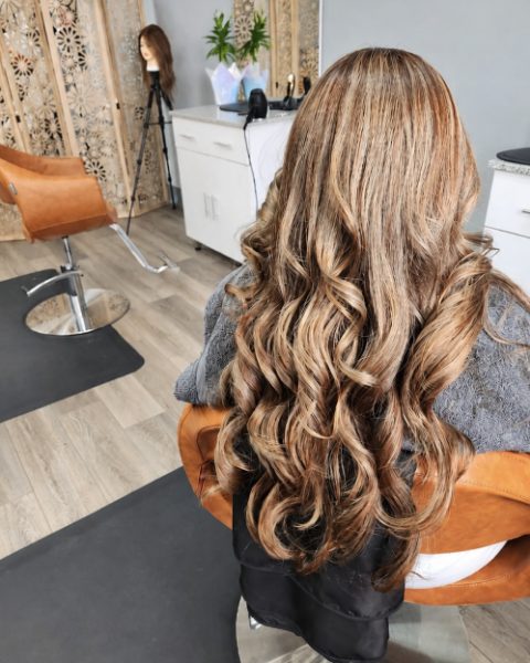 Balayage rubio con rizos amplios, trabajo hecho en el salón