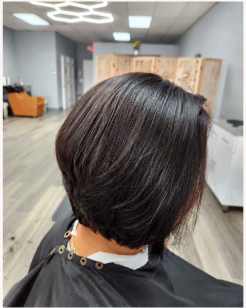 Corte bob en cabello oscuro, terminado en el salón